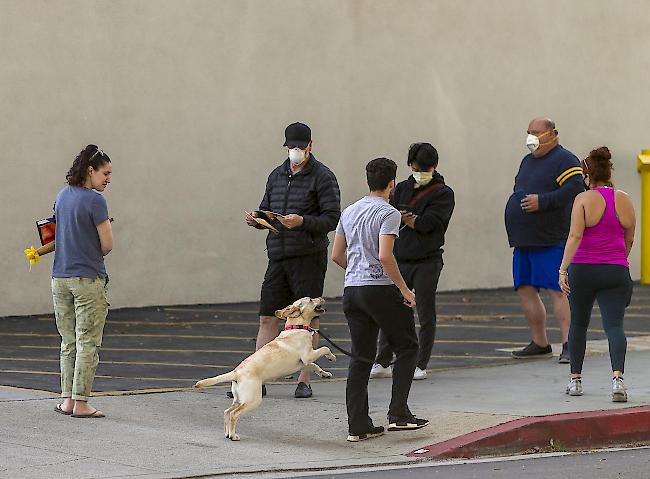 Nachrichtenüberblick: Die US-Regierung hat ihre Meinung zum Tragen von Gesichtsmasken geändert. Trump empfiehlt sie nun doch. (Bild: Los Angeles)