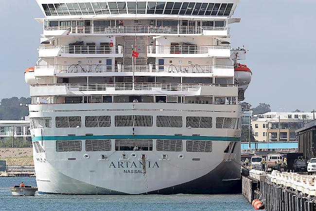 Für das an der Küste Westaustraliens liegende Kreuzfahrtschiff "Artania" ist wegen Corona-Infektionen eine 14-tägige Quarantäne verhängt worden.