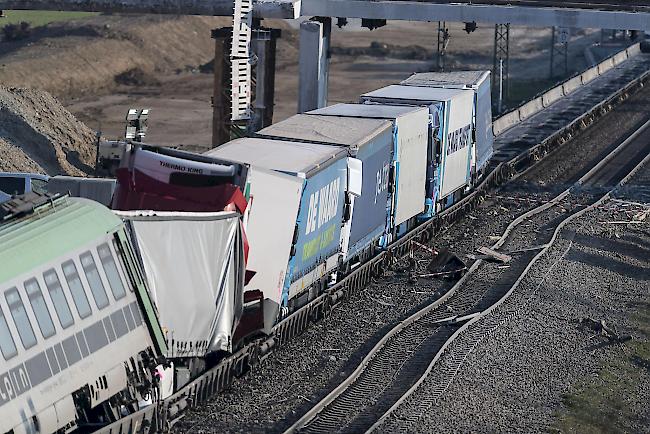 Der 51 Jahre alte Lokführer kam ums Leben. Drei Lastwagenfahrer, die mit sieben weiteren Fahrern in dem Zug gereist waren, erlitten Verletzungen.