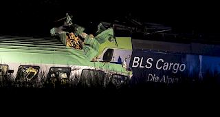 Eine mehr als 100 Tonnen schwere Betonplatte hatte sich am Donnerstagabend von einer im Bau befindlichen Br&uuml;cke gel&ouml;st...