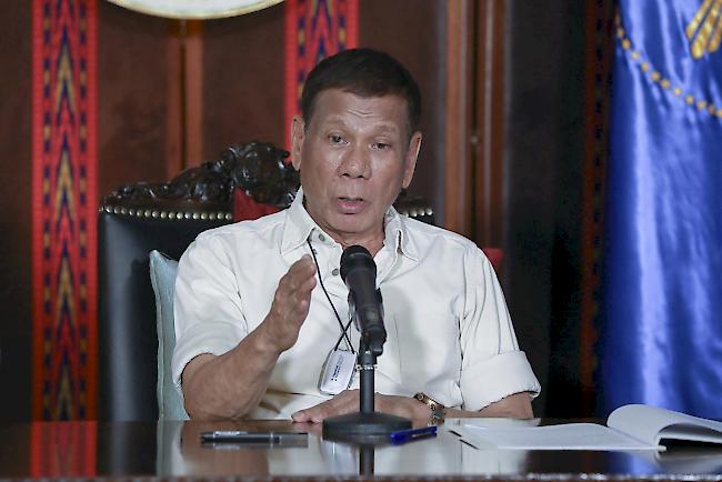 Präsident Rodrigo Duterte hatte am Mittwoch gesagt, er befehle der Polizei und dem Militär, auf jeden zu schiessen, der Ärger mache.