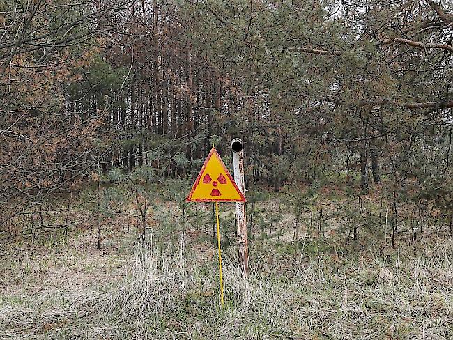 Nachrichtenüberblick: In der ukrainischen Sperrzone um das ehemalige Atomkraftwerk Tschernobyl sind etwa 20 Hektaren Wald in Brand geraten. (Archivbild: Warnschild ausserhalb von Tschernobyl)
