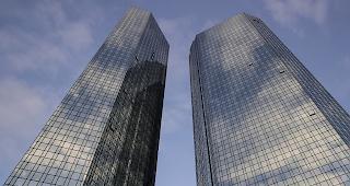 Die deutschen Banken dürften in nächster Zeit den Abbau von Filialen beschleunigen. Ein Auslöser ist auch Corona. Bild: Zwillingstower der Deutschen Bank in Frankfurt. (Archivbild)