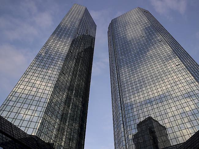 Die deutschen Banken dürften in nächster Zeit den Abbau von Filialen beschleunigen. Ein Auslöser ist auch Corona. Bild: Zwillingstower der Deutschen Bank in Frankfurt. (Archivbild)