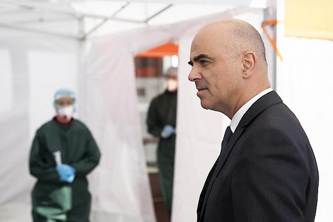 Gemäss Gesundheitsminister Alain Berset scheint es «illusorisch», dass die Corona-Massnahmen nach Ablauf der vorerst angesetzten Frist vom 19. April bedeutend gelockert werden können. (Archivbild)