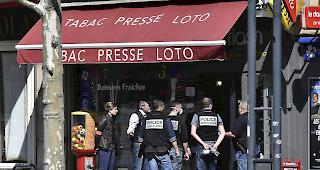 Nach ersten Erkenntnissen soll der T&auml;ter zun&auml;chst den Besitzer eines Tabakladens angegriffen und sich dann in einer Metzgerei ein neues Messer beschafft haben, wo er eine Person erstach.