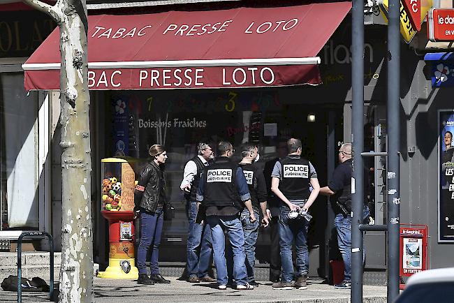 Nach ersten Erkenntnissen soll der Täter zunächst den Besitzer eines Tabakladens angegriffen und sich dann in einer Metzgerei ein neues Messer beschafft haben, wo er eine Person erstach.