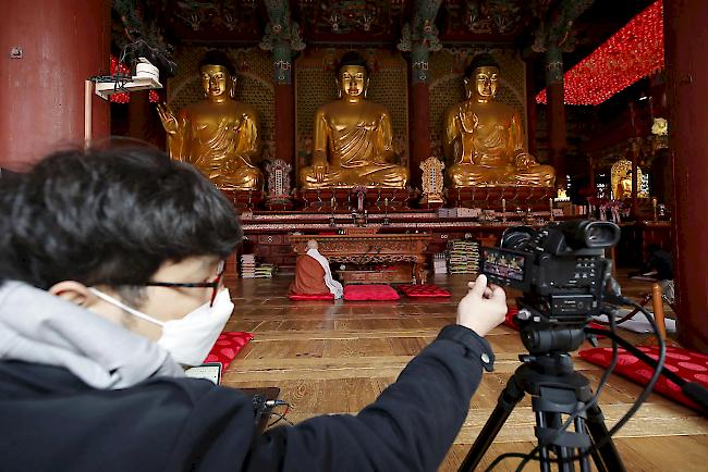 Nachrichtenüberblick: Einige Kirchen in Südkorea finden wegen der Verbreitung des Coronavirus neue Wege, um ihre Gottesdienste abzuhalten.