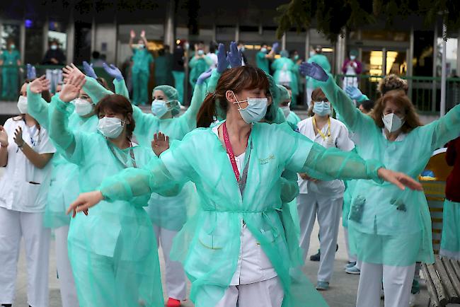 Nachrichtenüberblick: Die seit gut drei Wochen anhaltende Ausgangssperre im von der Corona-Pandemie besonders schwer betroffenen Spanien zeigt offenbar Erfolge. Binnen der letzten 24 Stunden seien nur noch gut 6000 Neuinfektionen verzeichnet worden.