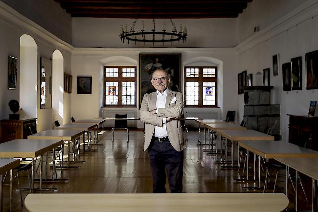 Stadtpräsident Louis Ursprung im Rittersaal mit dem umplatzierten Inventar, wo neuerdings die Ratssitzungen stattfinden.