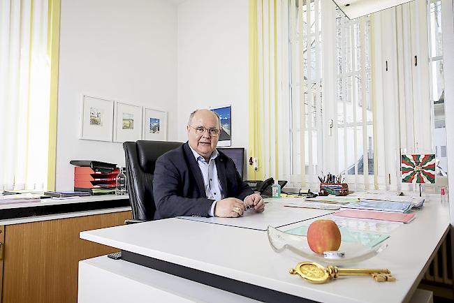Visps Präsident Niklaus Furger erledigt im Büro und nicht etwa von zuhause aus die Ratsgeschäfte: Er feiert am Montag seinen 67. Geburtstag.