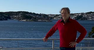 &laquo;Nochmals geschneit&raquo;. Hermann Biner am Freitag dieser Woche vor seinem Haus am Meer in der N&auml;he von Stockholm.