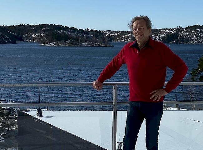 «Nochmals geschneit». Hermann Biner am Freitag dieser Woche vor seinem Haus am Meer in der Nähe von Stockholm.