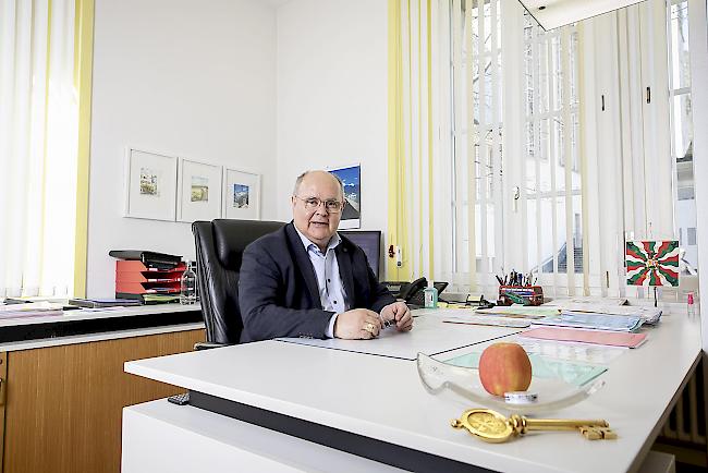 Allein. Visps Präsident Niklaus Furger erledigt im Büro die Ratsgeschäfte: Er kann heute seinen 67. Geburtstag feiern