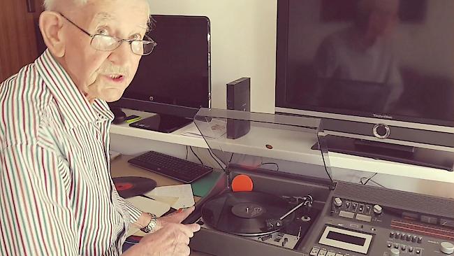 Carlo Franzoni ist 86 Jahre alt und Bewohner im Altersheim Englischgruss. Jeden Tag spielt er für die Bewohner Musik.