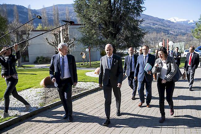 Bundesrat Alain Berset (Mitte) mit Spital Sitten VRP Dominique Arlettaz, Roberto Schmidt und Esther Waeber Kalbermatten beim Spital Sitten (von links).