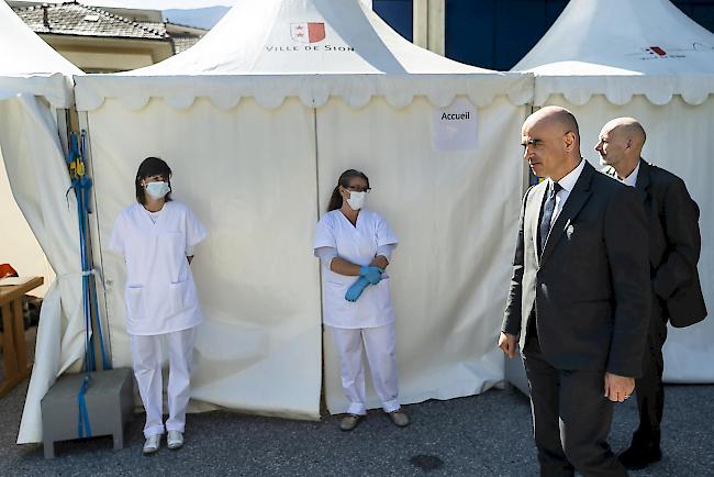 Alain Berset nahm Walliser Gesundheitssystem in Augenschein.