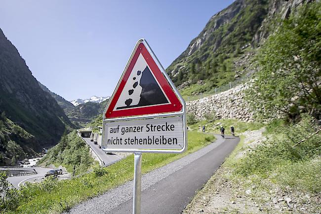 Nachrichtenüberblick: Die am späten Samstagabend wegen eines Steinschlags unterbrochene Schmalspur-Bahnlinie zwischen Göschenen und Andermatt ist noch mindestens bis Montagnachmittag nicht befahrbar. Die Steinschlagstelle in der Schöllenenschlucht oberhalb vom Bahnhof Göschenen wird zur Zeit gesäubert. Auch die Zufahrtsstrecke zur Bahnlinie Richtung Visp ist gesperrt.