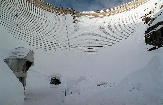 Nachrichtenüberblick: Die Kraftwerke Oberhasli erhalten für die Erneuerung der Spitallamm-Staumauer an der Grimsel keinen Investitionsbeitrag des Bundes. Das Bundesverwaltungsgericht hat eine Beschwerde der Kraftwerke gegen diesen Entscheid abgewiesen. (Archivbild)