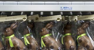 Im Gegensatz zu den kleinen Schokoladenproduzenten, die ihre Produktion stoppen mussten, haben die gr&ouml;sseren Fabriken wie die Coop-Tochter Chocolat Halba schon fr&uuml;h mit der Herstellung von Osterhasen begonnen. (Archivbild)