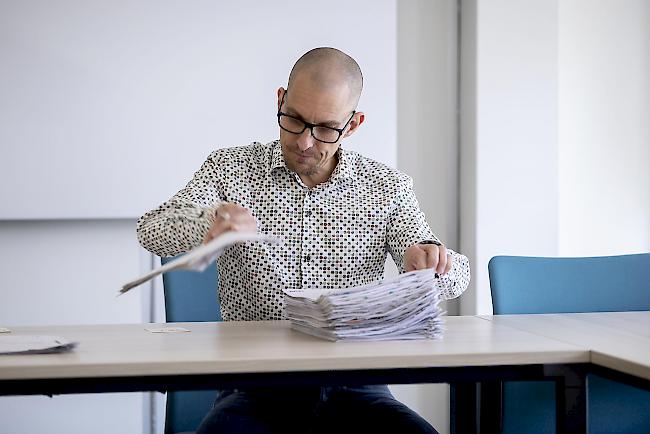 Stapelweise. Die Arbeitslosenkassen haben derzeit alle Hände voll zu tun.