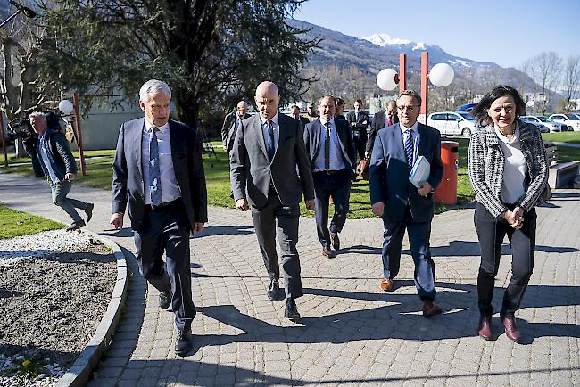 Ortsschau. Spital-Wallis-Präsident Dominique Arlettaz mit Bundesrat Alain Berset sowie den Walliser Staatsratsmitgliedern Roberto Schmidt und Esther Waeber-Kalbermatten (von links) auf dem Spitalgelände von Sitten.