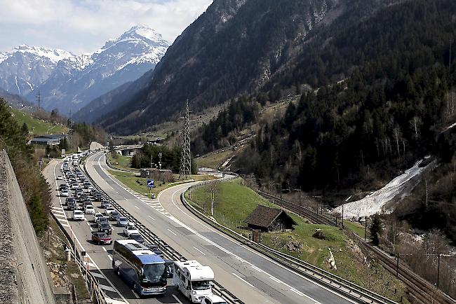 Vor allem das Tessin befürchtet, dass viele Menschen aus der Deutschschweiz an Ostern in ihre Ferienhäuser im Südkanton reisen wollen. (Archivbild: Osterstau vor dem Gotthard Nordportal)