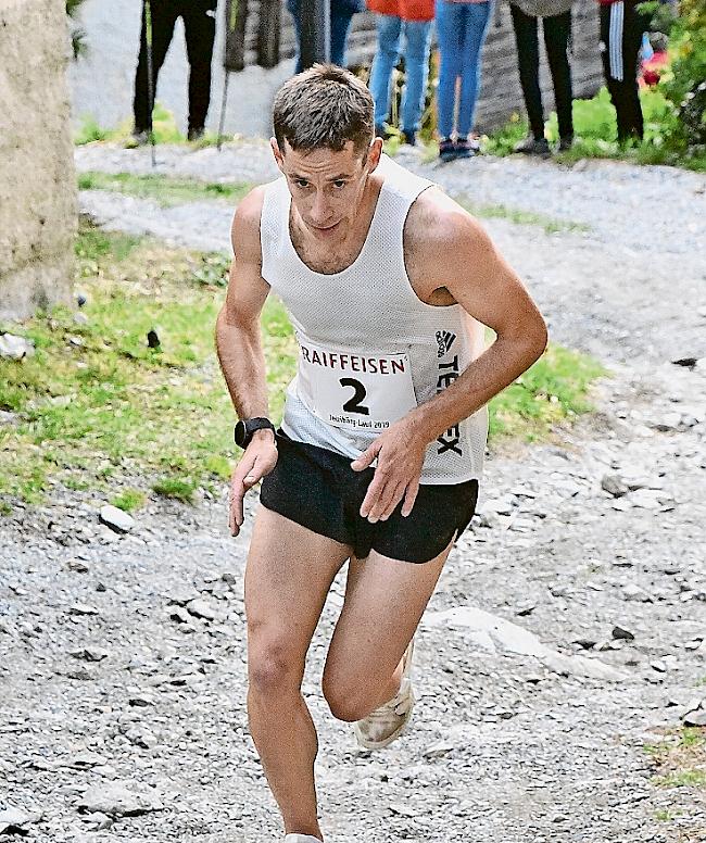 Was bringt die Saison? Martin Anthamatten, Andreas Manz und Jakob Herrmann (von links) sind zum Abwarten gezwungen. Der Renndirektor des Swiss Alps hält
das Magazin «Ultrarunning World» in den Händen, bei dem es «sein» Lauf auf die Titelseite geschafft hat.