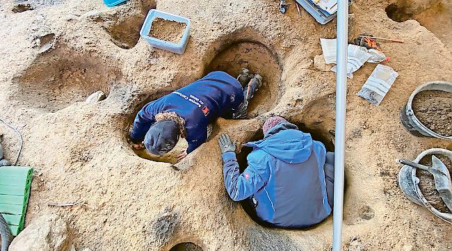 Im Erdreich. Archäologen graben Pfostenlöcher aus. Das Oberwallis wird in den nächsten Jahren zu einem äusserst wichtigen Ort für die Archäologie.Fotos zvg