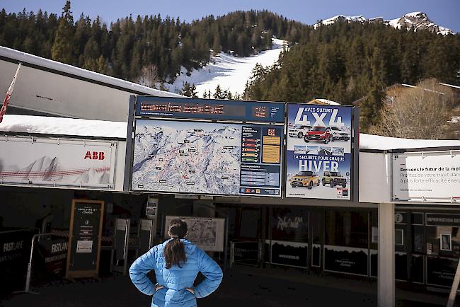 Der Spass im Schnee fällt dieses Jahr an Ostern aus. Die Einbussen für die Destinationen sind immens. (Bild: geschlossene Pisten in Crans-Montana im März)