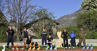 Koordination Oberwallis. Bei der Hasenausgabe vor dem Schulhaus Glis: Die Verantwortlichen der Blaulichtorganisationen im Oberwallis mit Raphael Murmann, Verantwortlicher Oberwallis des kantonalen Amts f&uuml;r Bev&ouml;lkerungsschutz (Dritter von rechts).