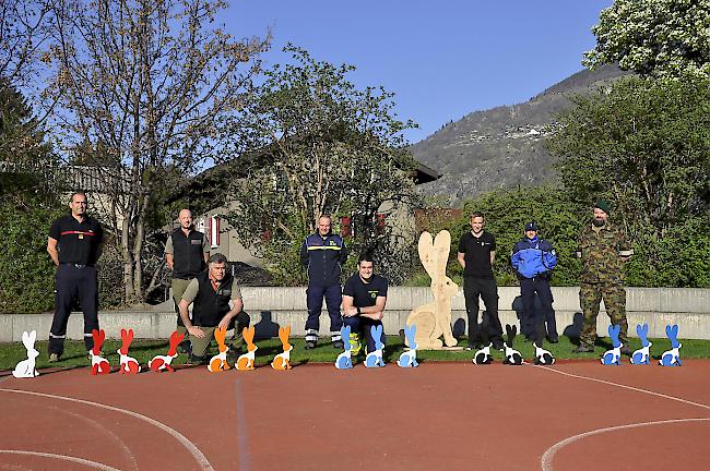 Koordination Oberwallis. Bei der Hasenausgabe vor dem Schulhaus Glis: Die Verantwortlichen der Blaulichtorganisationen im Oberwallis mit Raphael Murmann, Verantwortlicher Oberwallis des kantonalen Amts für Bevölkerungsschutz (Dritter von rechts).