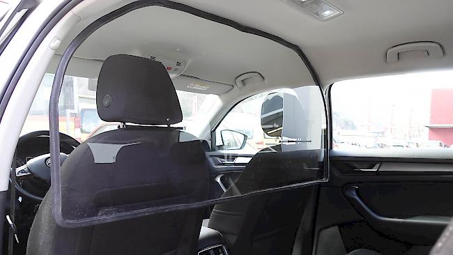 In den Taxis sind Fahrer und Fahrgäste durch eine Plexiglas-Scheibe getrennt. Zum Schutze für alle.