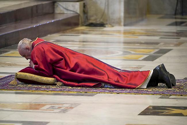 Papst fast alleine beim Abendmahl. Für die Pilger wurde ein Live-Stream organisiert.