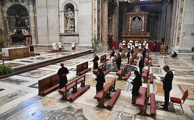 Schon beim feierlichen Abendmahl am Gründonnerstag war Papst Franziskus im Petersdom fast alleine.