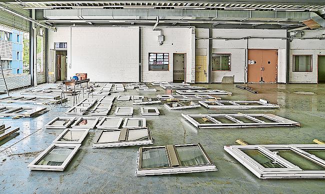 Fensterdemontage. In der Ziegler-Druckerei in Winterthur wurden die Fenster für die Wieder­verwendung bereitgestellt.