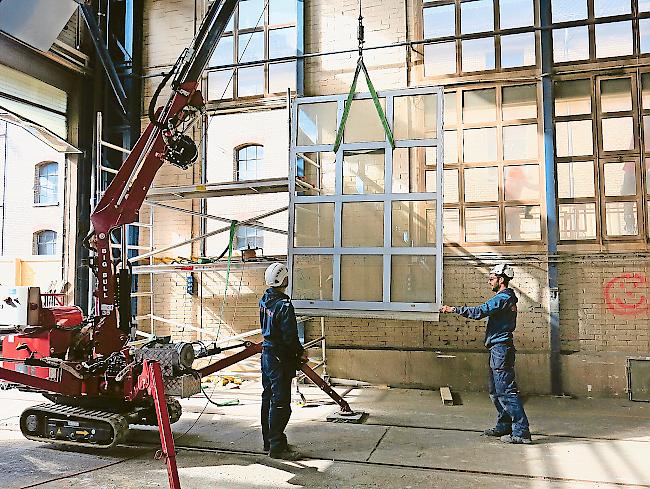 Präzisionsarbeit. Fenster aus Abbruchbauten werden sorgfältig demontiert.Fotos baubüro in situ ag, Fotograf Martin Zeller