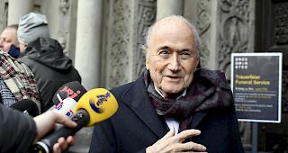 Etappensieg. Aufgrund der Vorw&uuml;rfe wurde Sepp Blatter von der FIFA suspendiert. 