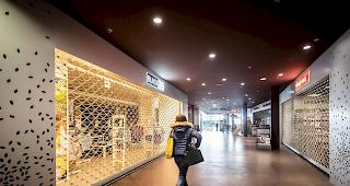 Lockdown lockern? Geschlossene L&auml;den im Centerpark in Visp. 