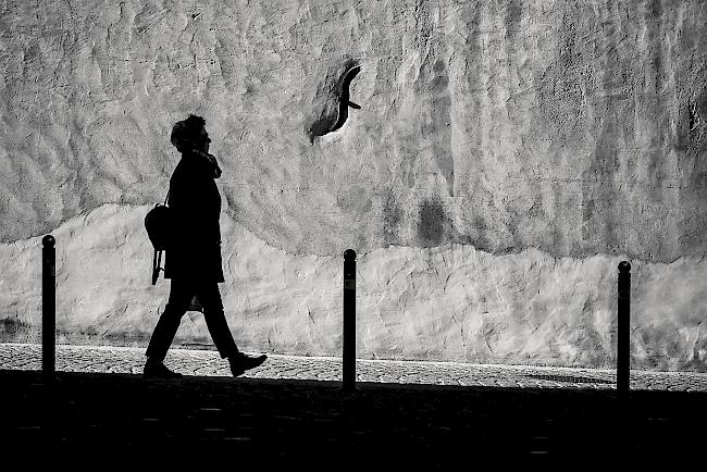 Kontraste. Ein Schatten vor der Mauer des Stockalperschlosses. 