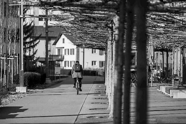 Sanfter Verkehr. Ein Velofahrer auf der «Roten Meile» in Naters. 