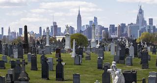 New York. Die USA haben inzwischen in absoluten Zahlen weltweit die meisten Toten durch die Corona-Epidemie zu verzeichnen - und somit Italien &uuml;berholt. Das geht aus Zahlen der amerikanischen Universit&auml;t Johns Hopkins hervor.