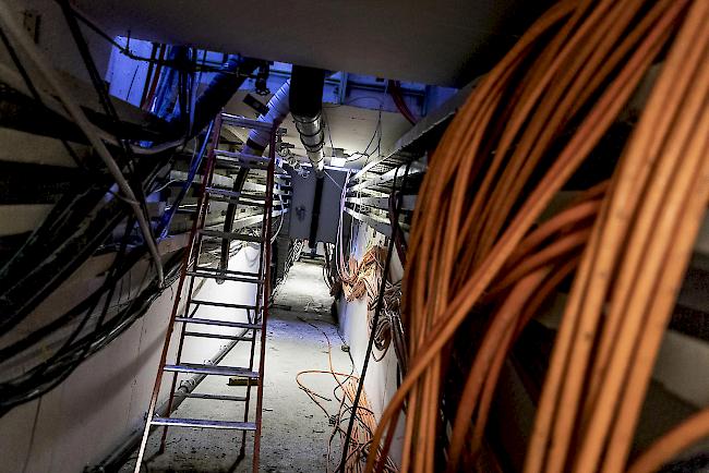 Zu eng. Kabelzug im Tunnel Visp ist aufgrund Abstandsregeln derzeit nicht möglich.